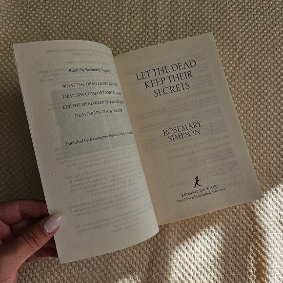 Let The Dead Keep Their Secrets - Rosemary Simpson - Paperback - Picture 2 of 5